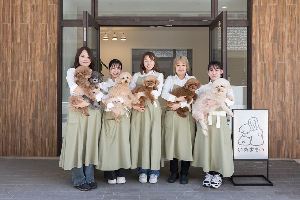 いぬおもい 店舗前のスタッフ集合